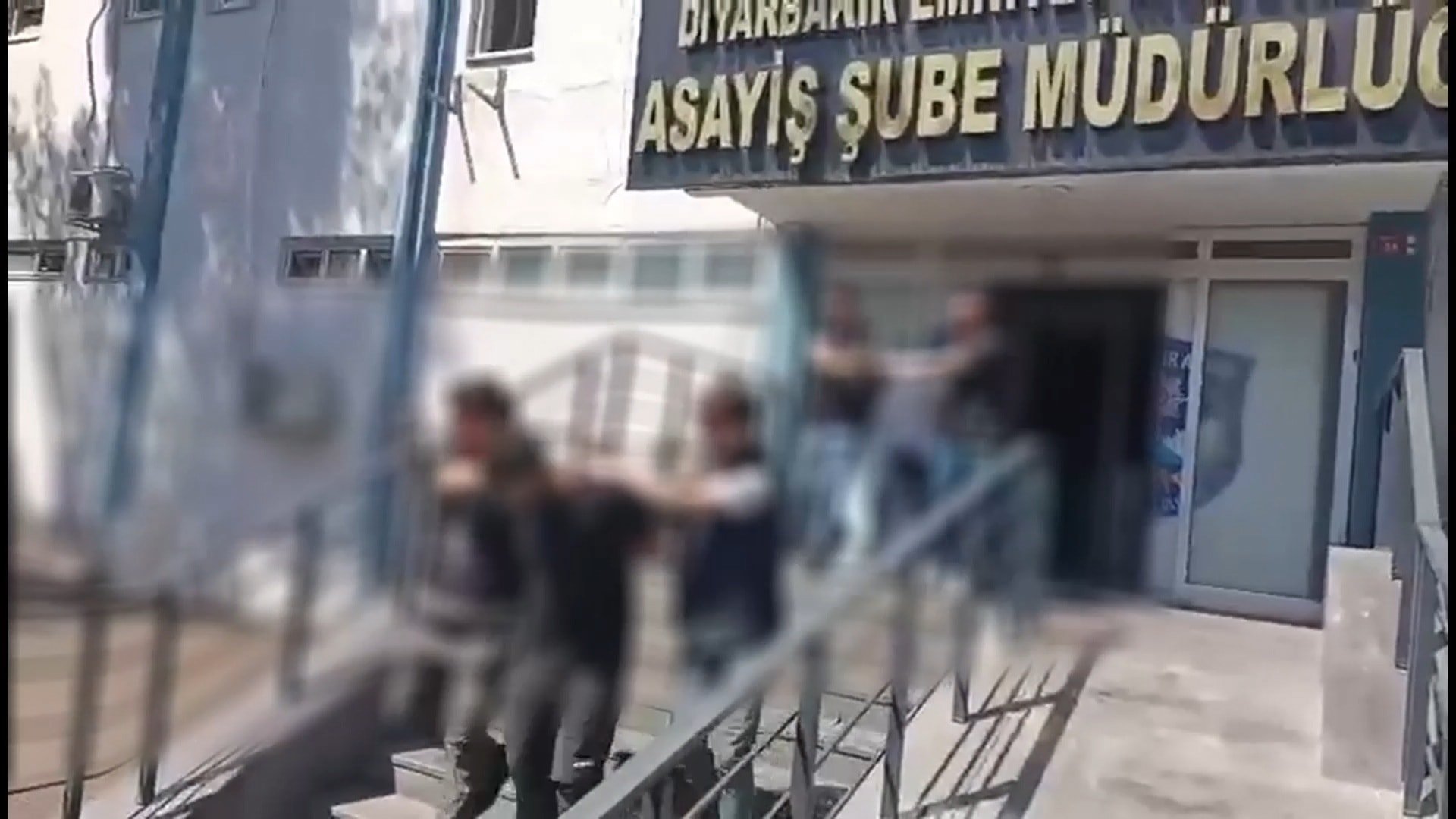 Diyarbakır’da silahlı kavgada yoldan geçen genç öldü