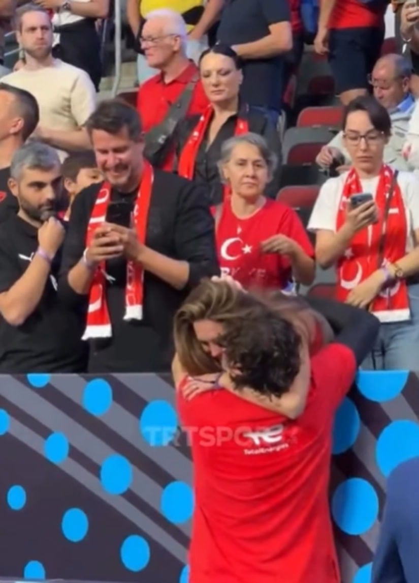 Ebru Şahin'in mutluluk gözyaşları... Galibiyet sonrası eşi Cedi Osman'a sarılarak ağladı
