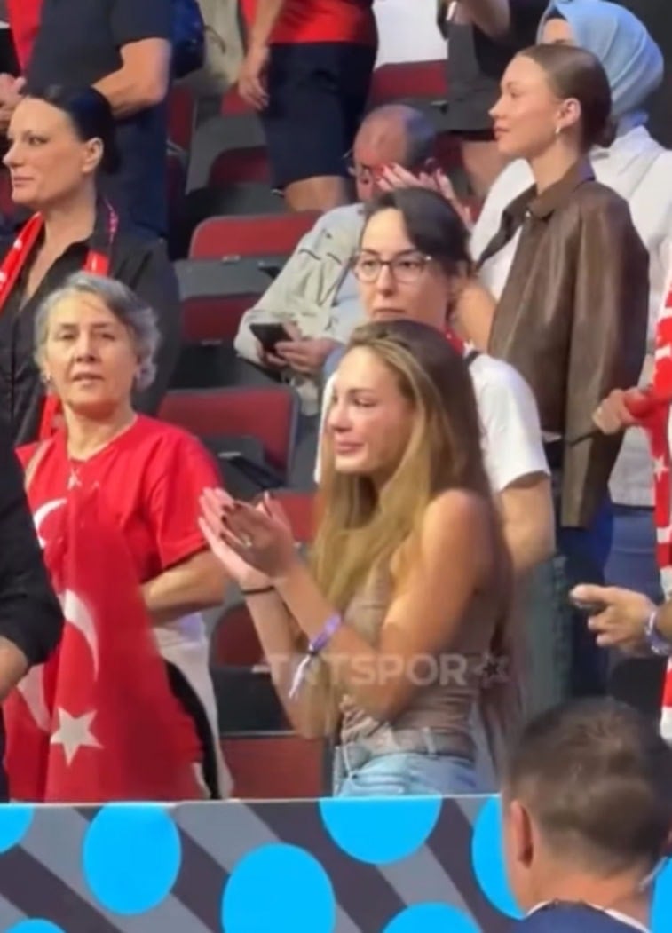 Ebru Şahin'in mutluluk gözyaşları... Galibiyet sonrası eşi Cedi Osman'a sarılarak ağladı