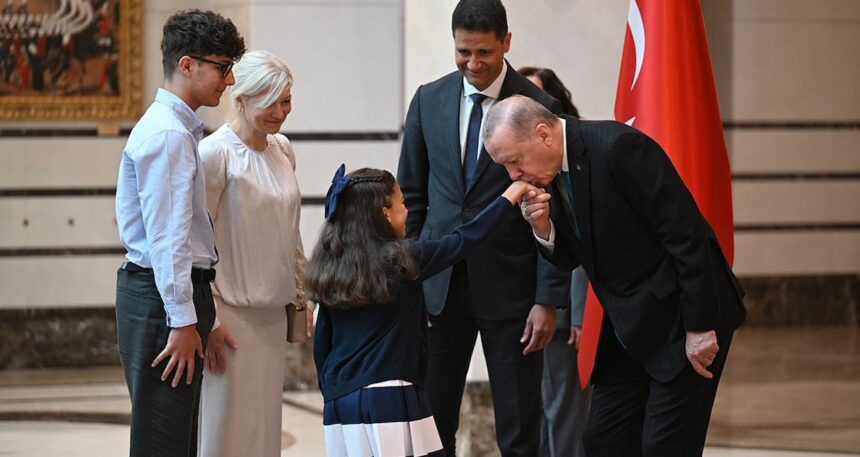 Erdoğan el öptü
