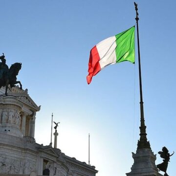 Fitch, İtalya’nın kredi notunu yükseltti