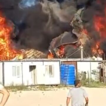 hatayda-iscilerin-kaldigi-konteynerler-alev-alev-yandi-KWw6FQWD.jpg Hatay’da işçilerin kaldığı konteynerler alev alev yandı