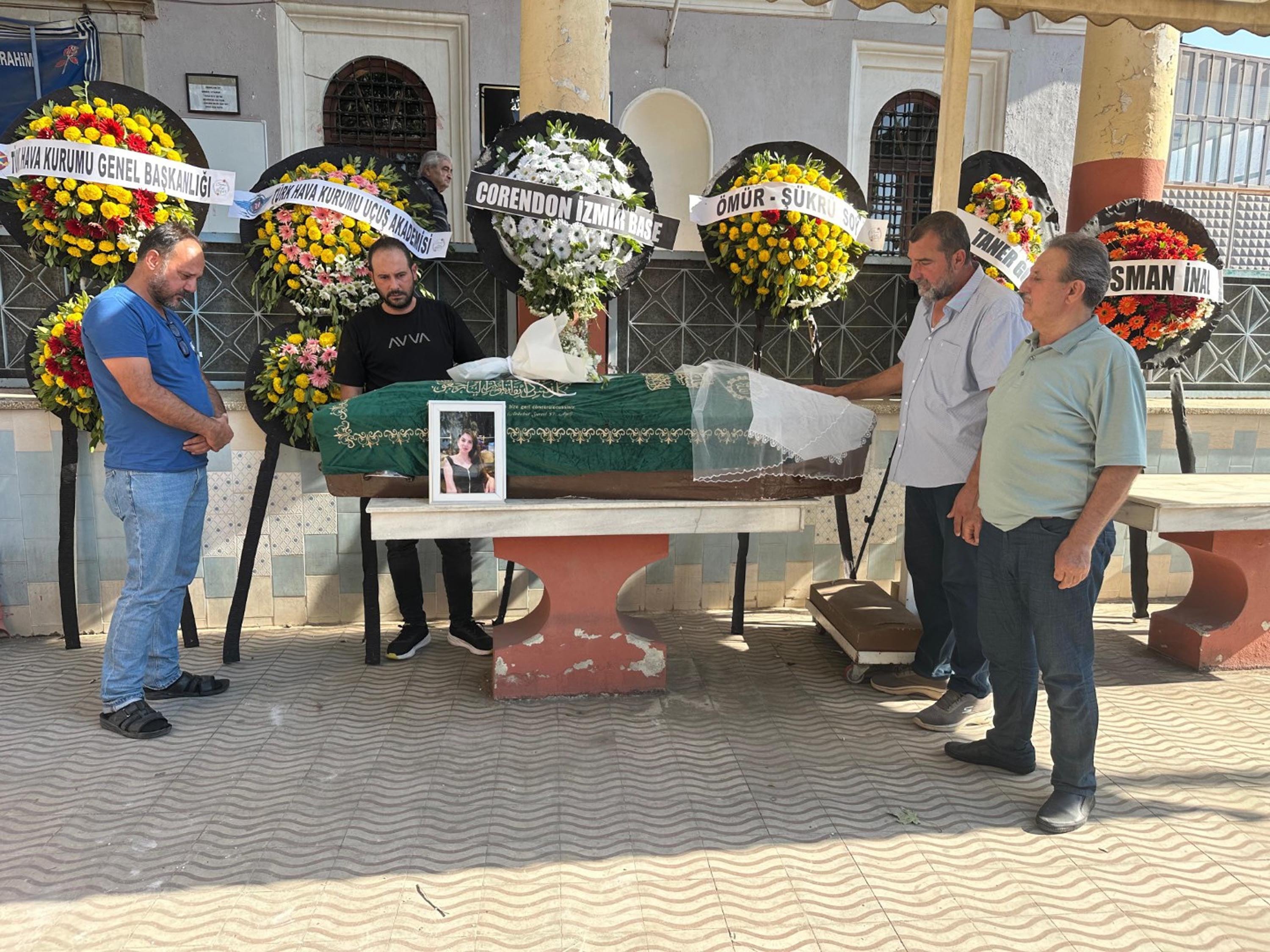 Hayali Pilotluktu, eğitim uçağında hayatını kaybetti: Berfu Hatipoğlu gözyaşlarıyla uğurlandı