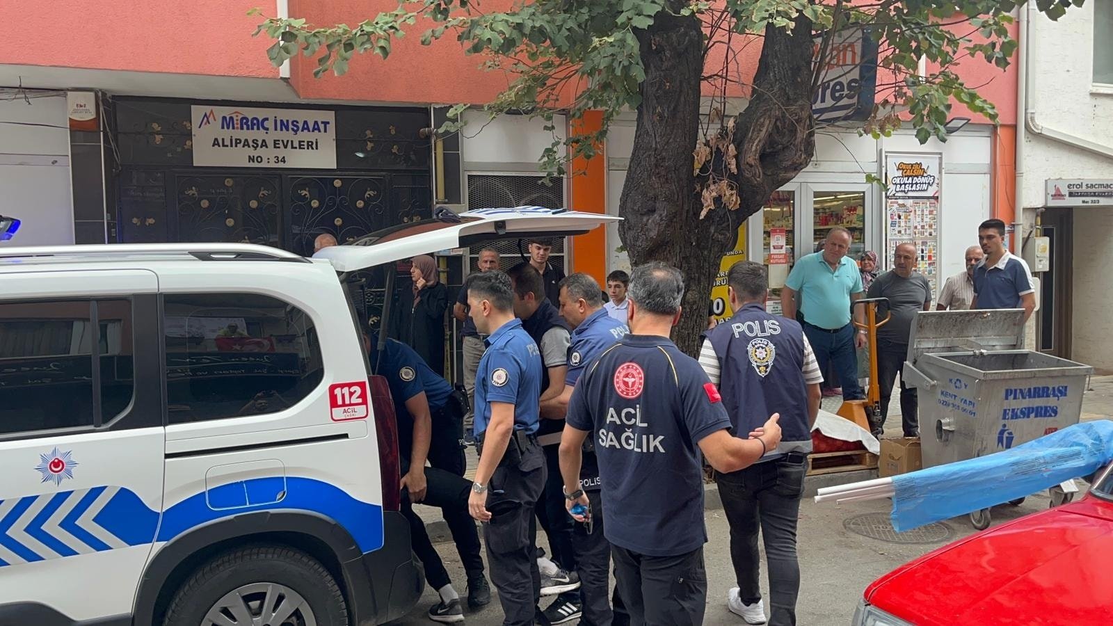 İhbara giden polislerden birini köpek, diğerini de sahibi ısırdı!