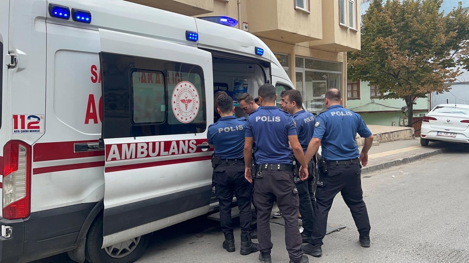 İhbara giden polislerden birini köpek, diğerini de sahibi ısırdı!