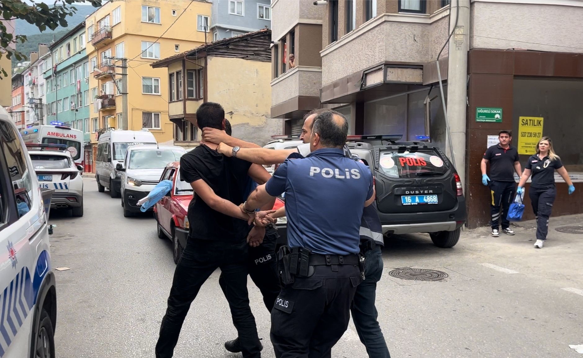 İhbara giden polislerden birini köpek, diğerini de sahibi ısırdı!