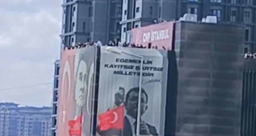 İl binası savaş alanına döndü: CHP’liler çatıya çıktı