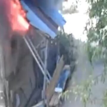 insanlik-olmemis-anne-ve-engelli-oglunu-kurtarmak-icin-yanan-eve-girdi-glu3uphG.jpg İnsanlık ölmemiş! Anne ve engelli oğlunu kurtarmak için yanan eve girdi