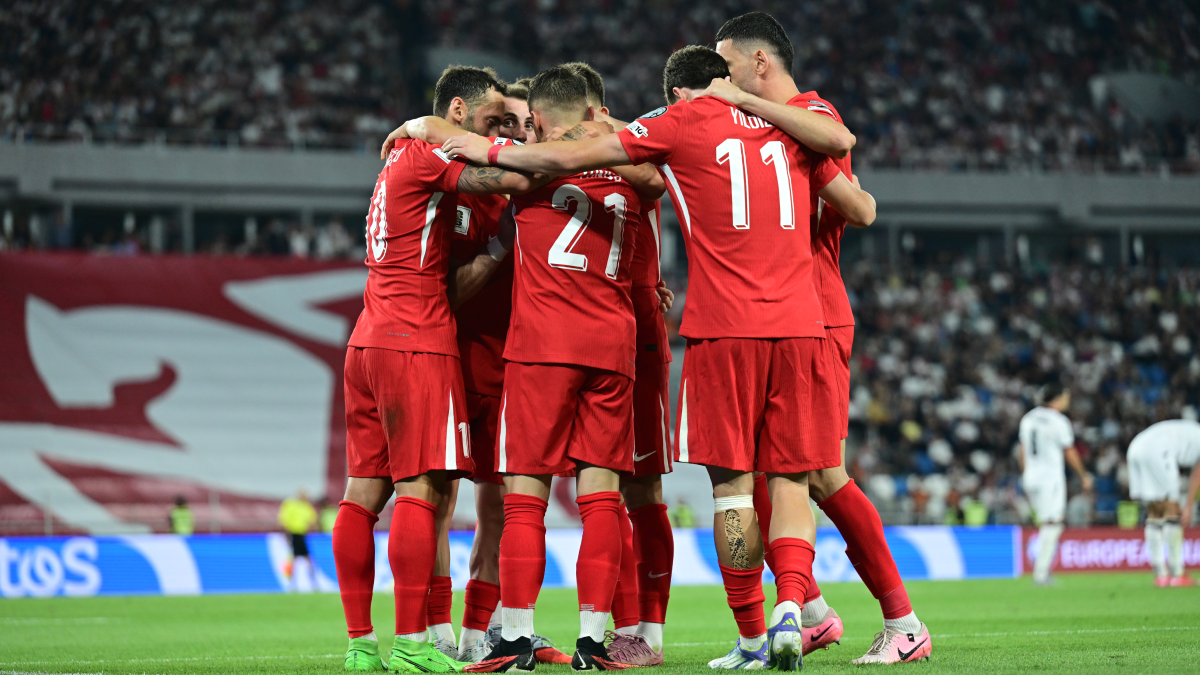 İspanya hezimeti sonrası Milli futbolcular birbirine girdi