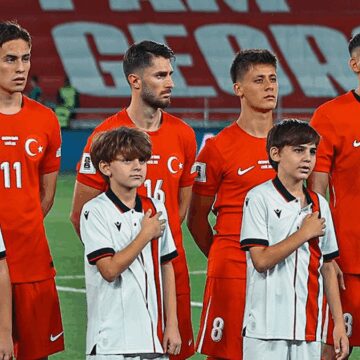 İspanya hezimeti sonrası Milli futbolcular birbirine girdi