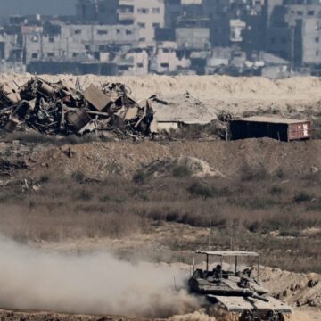 israil-tanklari-gazzede-ilerliyor-yardim-cagrilari-yanitsiz-kaldi-m9Pmjr7n.jpg İsrail tankları Gazze’de ilerliyor: Yardım çağrıları yanıtsız kaldı