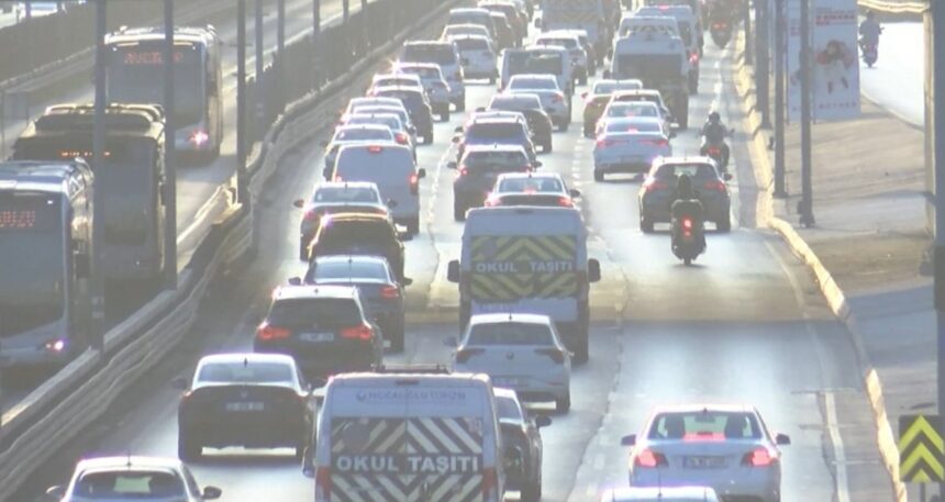 İstanbul’da uyum haftası trafiği: Yoğunluk yüzde 62’ye ulaştı
