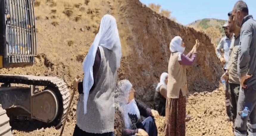 Kadınlar iş makinalarının önüne sopalarla gezip engel oldular