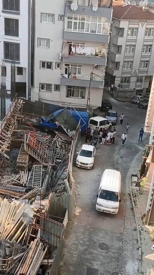 Kağıthane’de kargo aracı kontrolden çıktı, inşaat alanına girdi