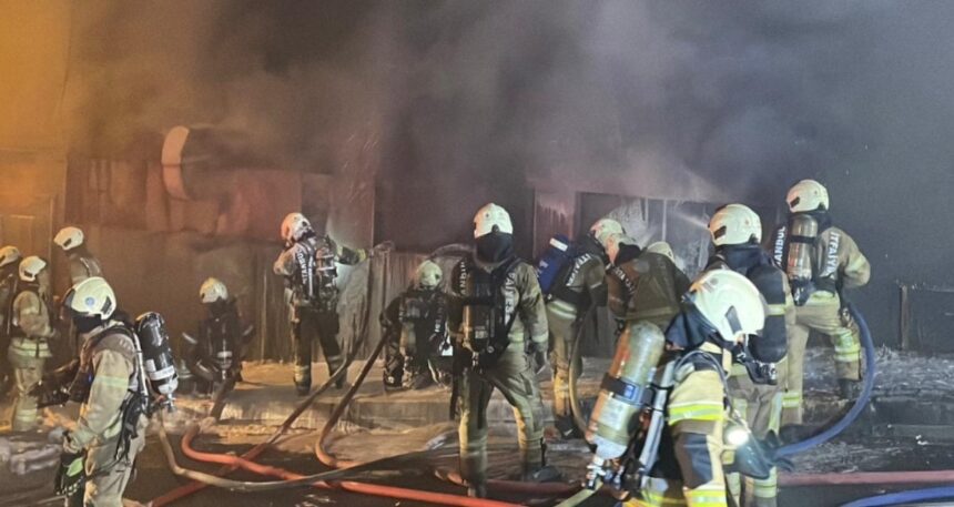 Kağıthane’de matbaa deposunda yangın