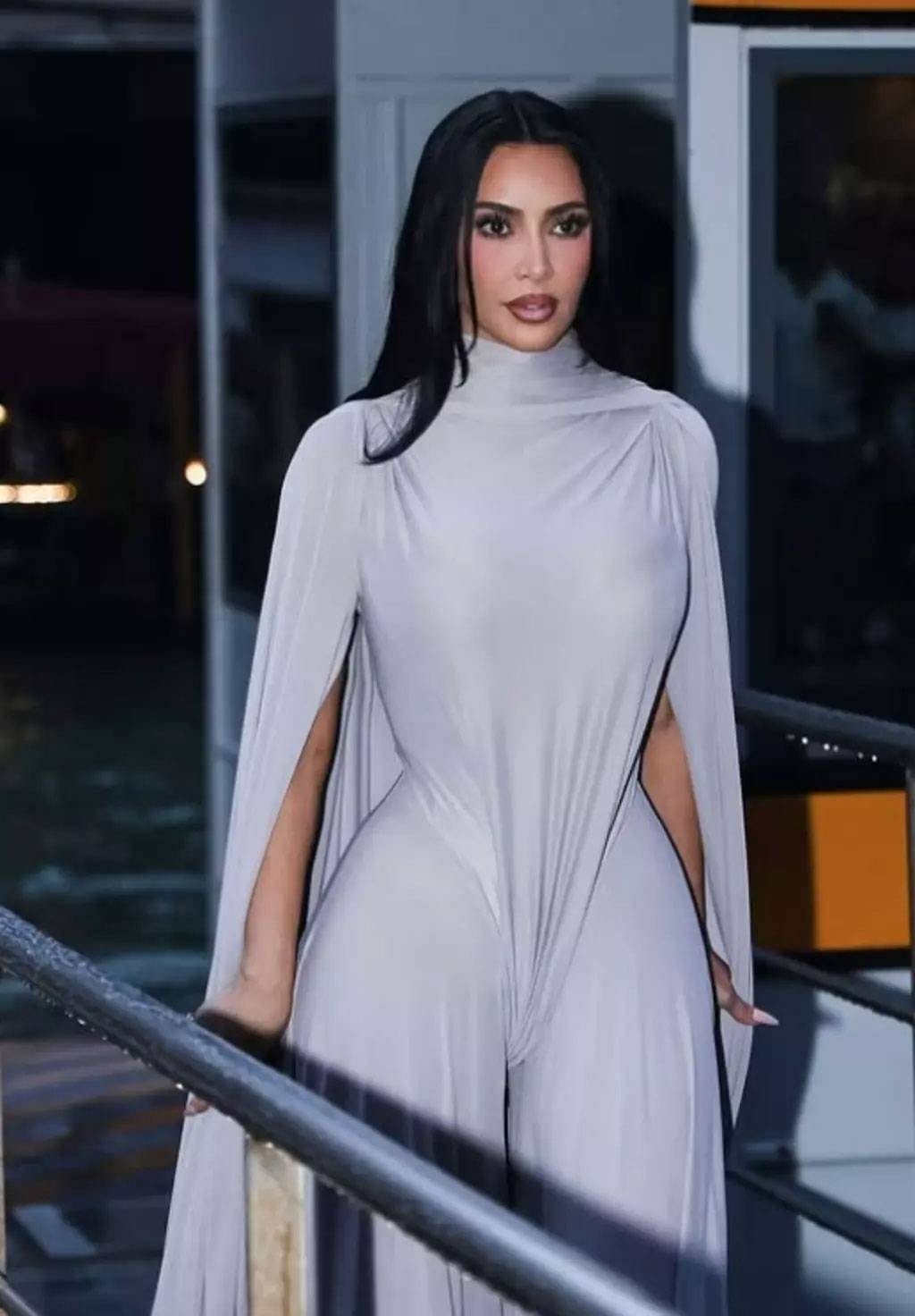 Kim Kardashian'ın gizemli kıyafeti gündem oldu!