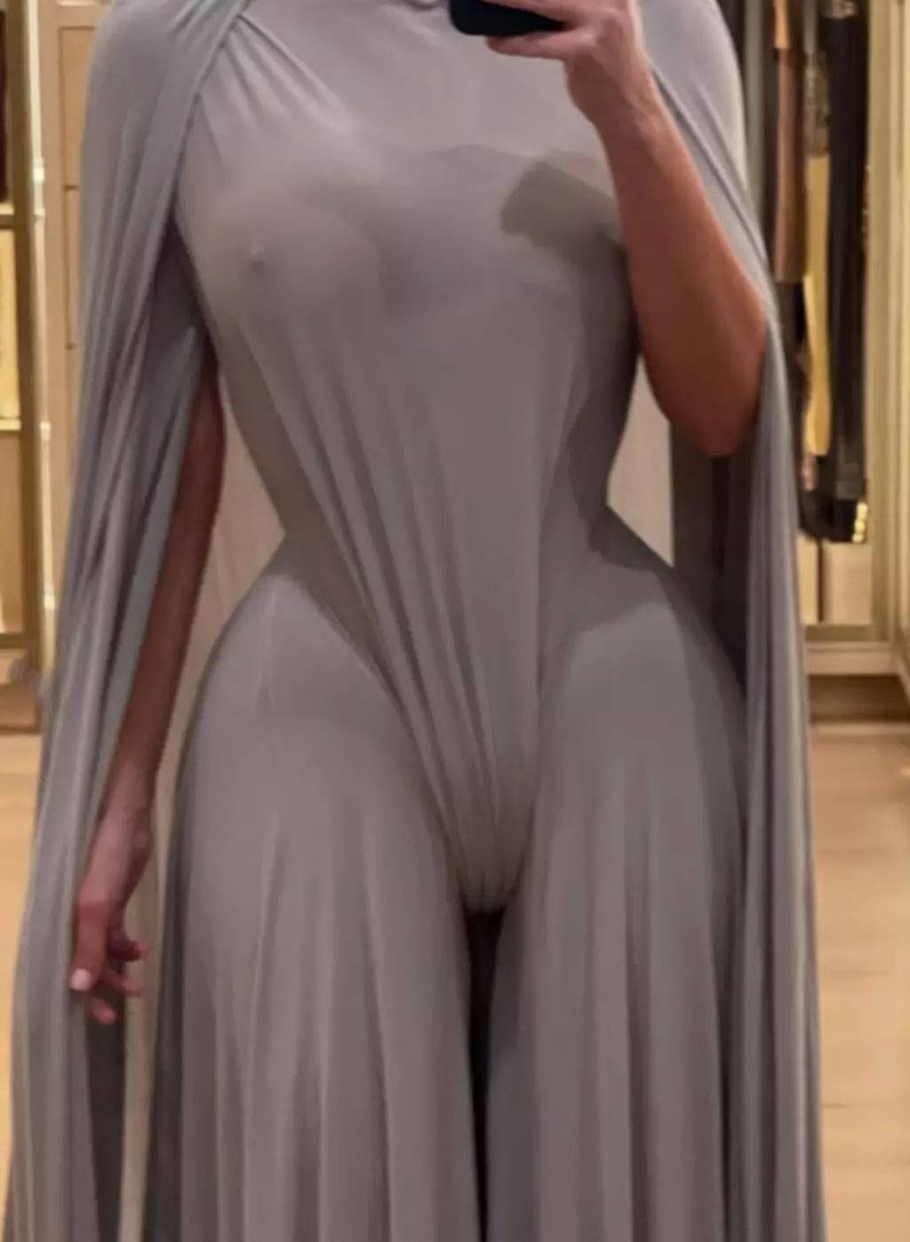Kim Kardashian'ın gizemli kıyafeti gündem oldu!