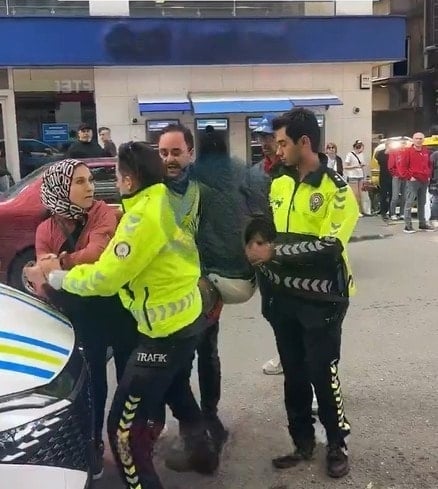Kocasına ceza yazılmasın diye polise saldırdı: Bu görüntüler de polise yakışmadı 1 Kocasına ceza yazılmasın diye polise saldırdı: Bu görüntüler de polise yakışmadı