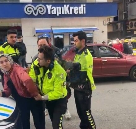 Kocasına ceza yazılmasın diye polise saldırdı: Bu görüntüler de polise yakışmadı 2 Kocasına ceza yazılmasın diye polise saldırdı: Bu görüntüler de polise yakışmadı