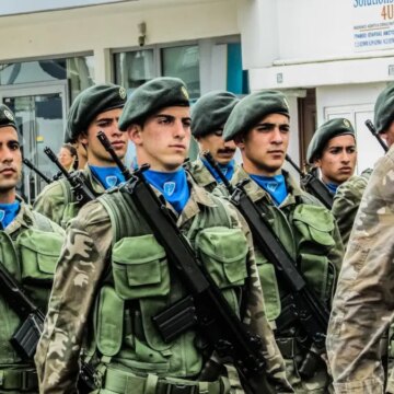 Liseyi bitir, askere gel, parayı kap: Yunan ordusundan erlere devlet desteği