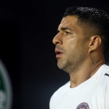 Luis Suarez’e tükürük cezası