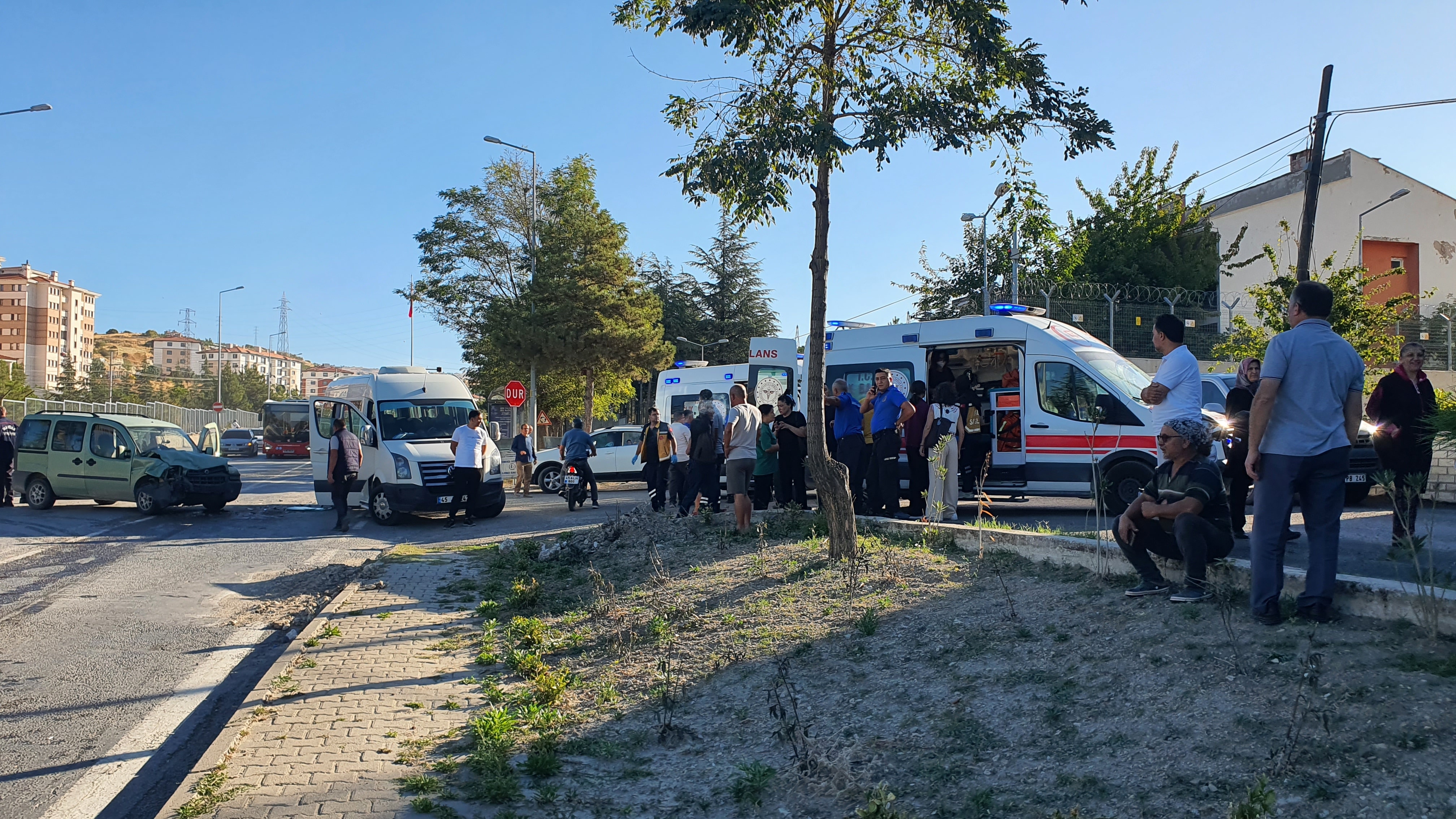 Manisa’da öğrenci servisiyle otomobil çarpıştı: 9 yaralı