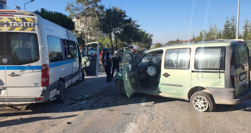 Manisa’da öğrenci servisiyle otomobil çarpıştı: 9 yaralı