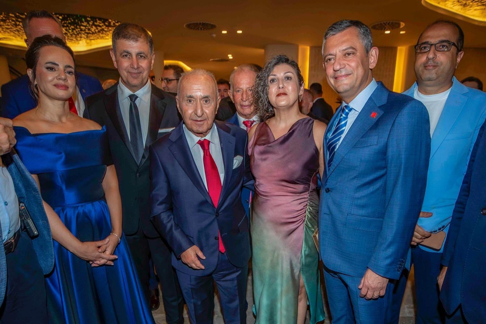 Olağanüstü kurultay öncesi CHP'lileri buluşturan düğün 1 Olağanüstü kurultay öncesi CHP'lileri buluşturan düğün