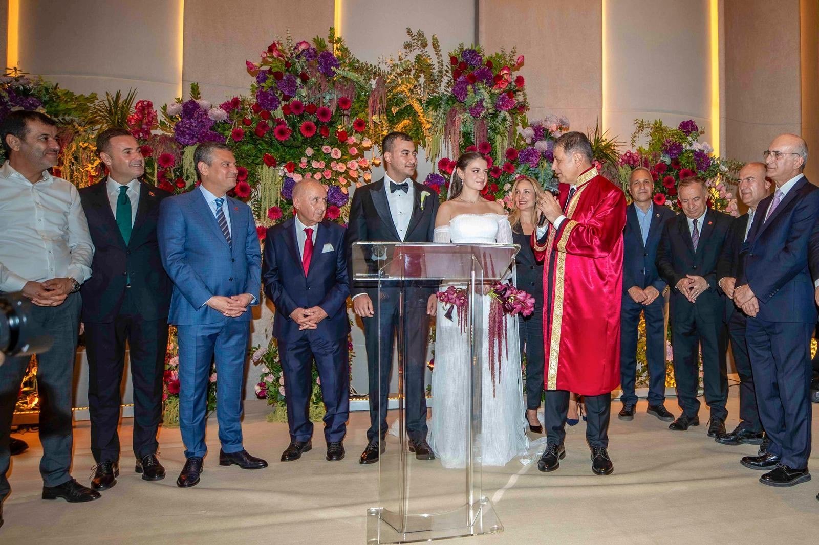 Olağanüstü kurultay öncesi CHP'lileri buluşturan düğün 2 Olağanüstü kurultay öncesi CHP'lileri buluşturan düğün