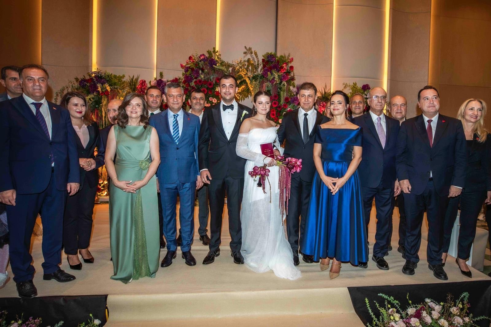 Olağanüstü kurultay öncesi CHP'lileri buluşturan düğün 3 Olağanüstü kurultay öncesi CHP'lileri buluşturan düğün