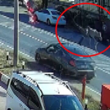 Otomobil çarptı, metrelerce havaya savruldu