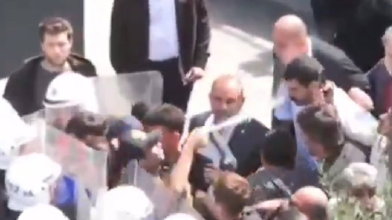 Polis, CHP'li milletvekiline yakın mesafeden gaz sıktı: Görüntüler ortaya çıktı
