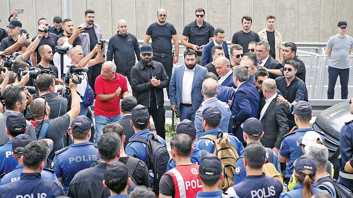 Polis ordusuyla geldi su, yumurta attılar