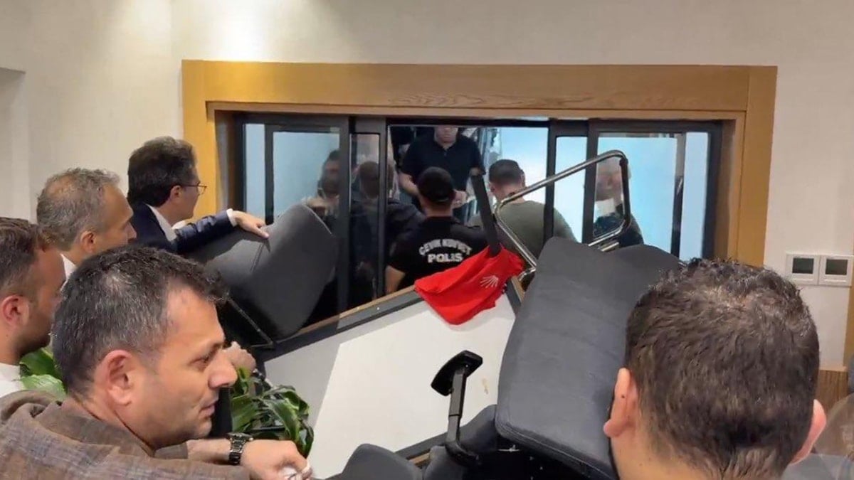 Polis ordusuyla geldi su, yumurta attılar