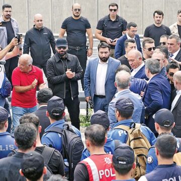 Polis ordusuyla geldi su, yumurta attılar