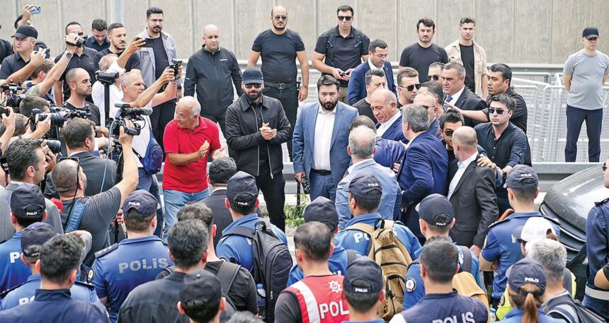 Polis ordusuyla geldi su, yumurta attılar