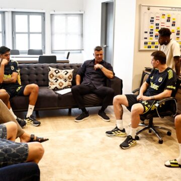 sadettin-saran-samandirada-futbolcularla-bir-araya-geldi-cIdOfyXQ.jpg Sadettin Saran, Samandıra’da futbolcularla bir araya geldi