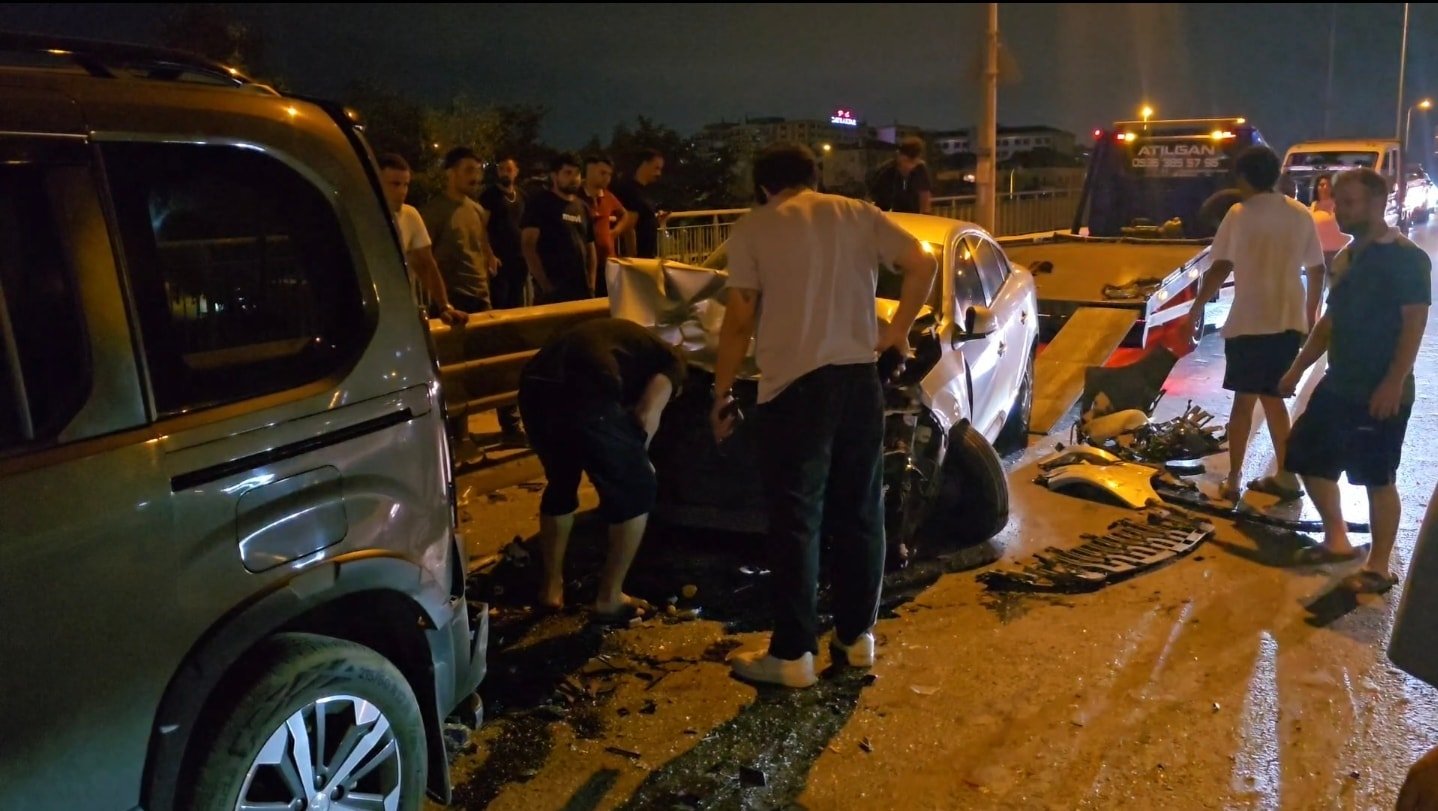 Sancaktepe’de 8 araç birbirine girdi