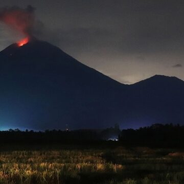Semeru Yanardağı’nda iki patlama