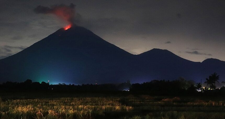 Semeru Yanardağı’nda iki patlama