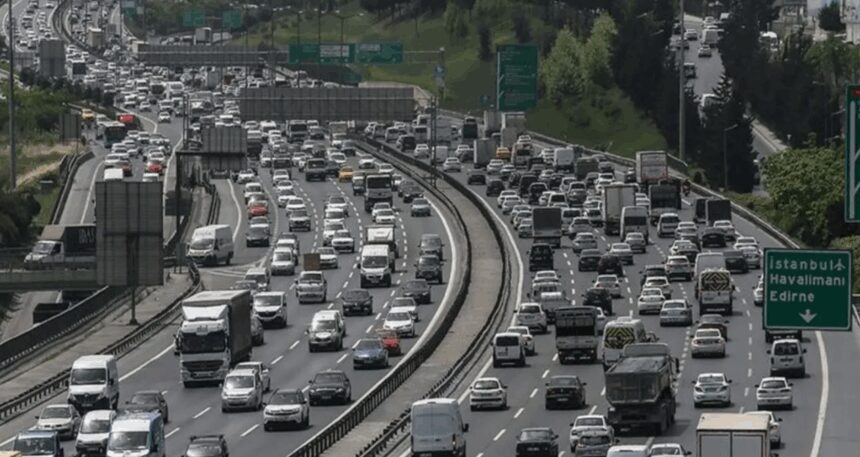 Servisler yola çıktı, İstanbul’da trafik kilitlendi