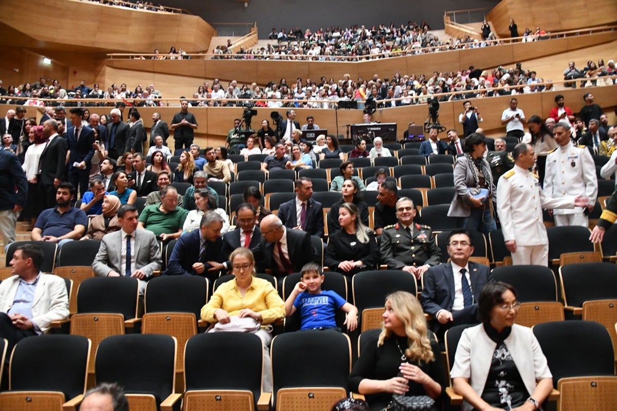 Şimşek ıslıklar ve alkışla yuhalandı 1 Şimşek ıslıklar ve alkışla yuhalandı