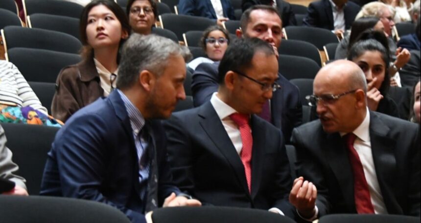 simsek-isliklar-ve-alkisla-yuhalandi-7vLnCzk9.jpg Şimşek ıslıklar ve alkışla yuhalandı