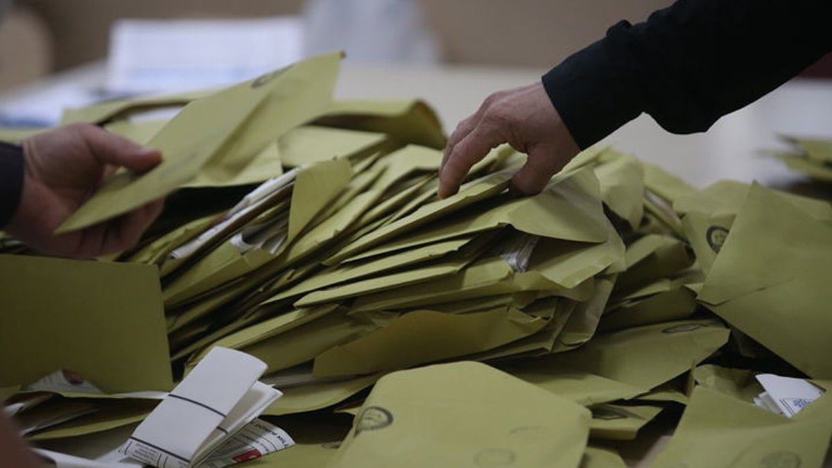 Son ankette CHP önde DEM ise sürpriz yaptı