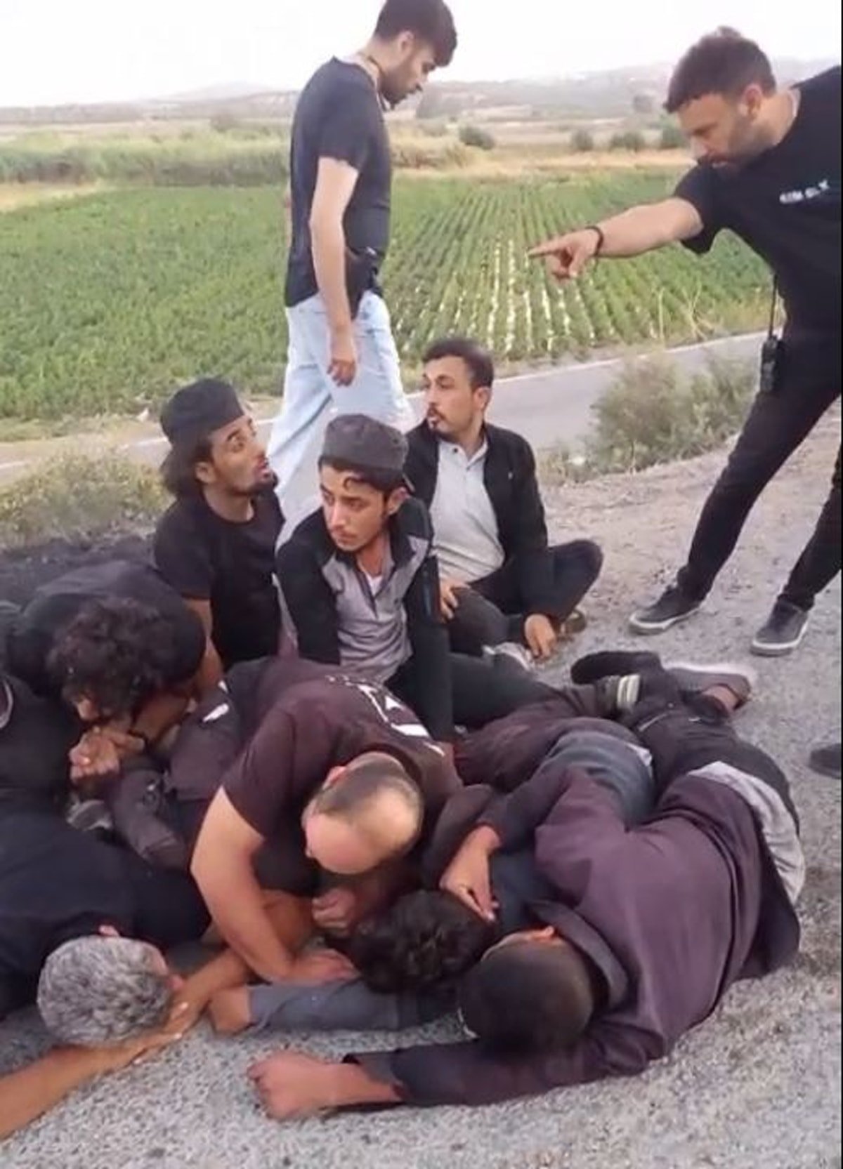 Su kanalına düşen araçtan çıktılar, böyle gözaltına alındılar