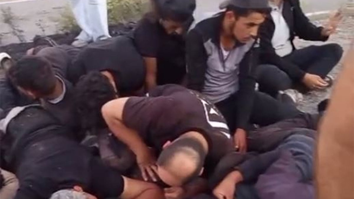 Su kanalına düşen araçtan çıktılar, böyle gözaltına alındılar