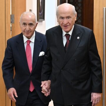 Toz duman içinde her şey konuşuluyor: Hikmet Çetin’i şaşırtan kulis
