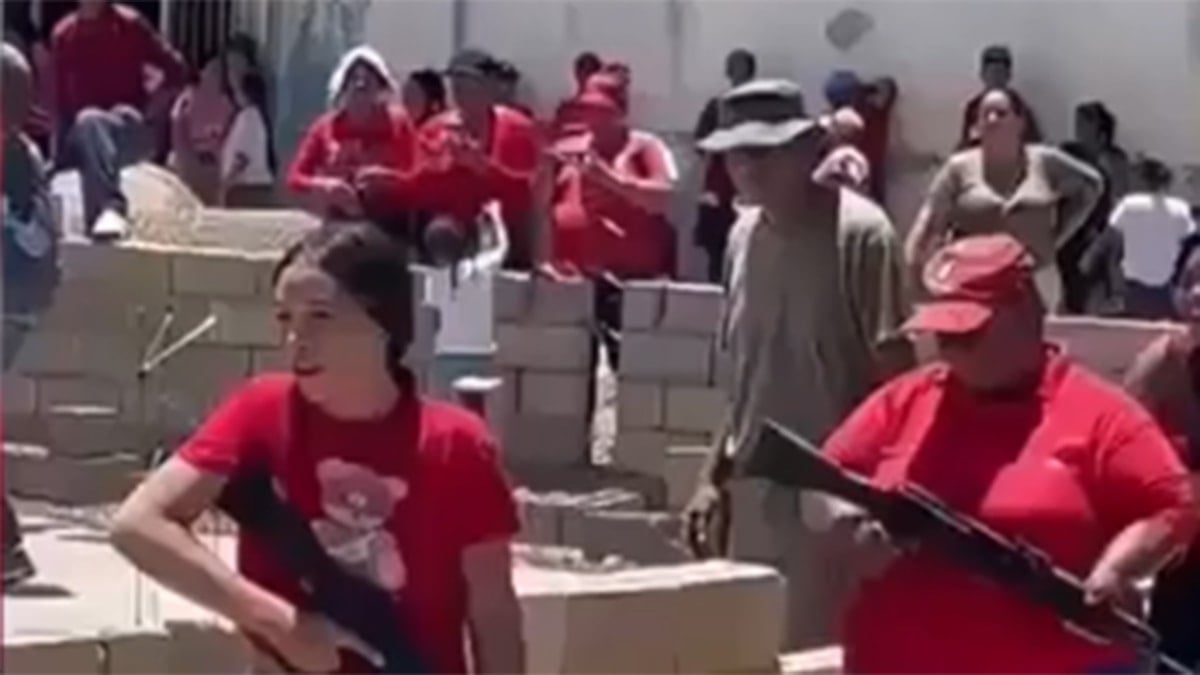 Ülke savaş alarmına geçti, kadınlar da askeri eğitime alındı 1 Ülke savaş alarmına geçti, kadınlar da askeri eğitime alındı