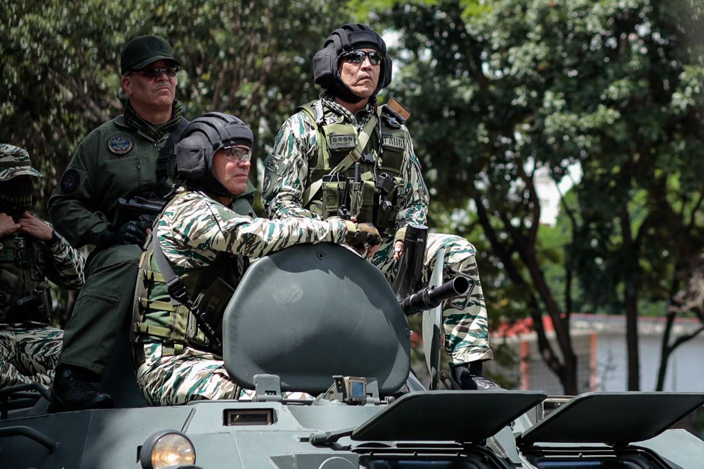 Ülkede ordu sokağa indi! Savaş kapılarına dayandı 1 Ülkede ordu sokağa indi! Savaş kapılarına dayandı