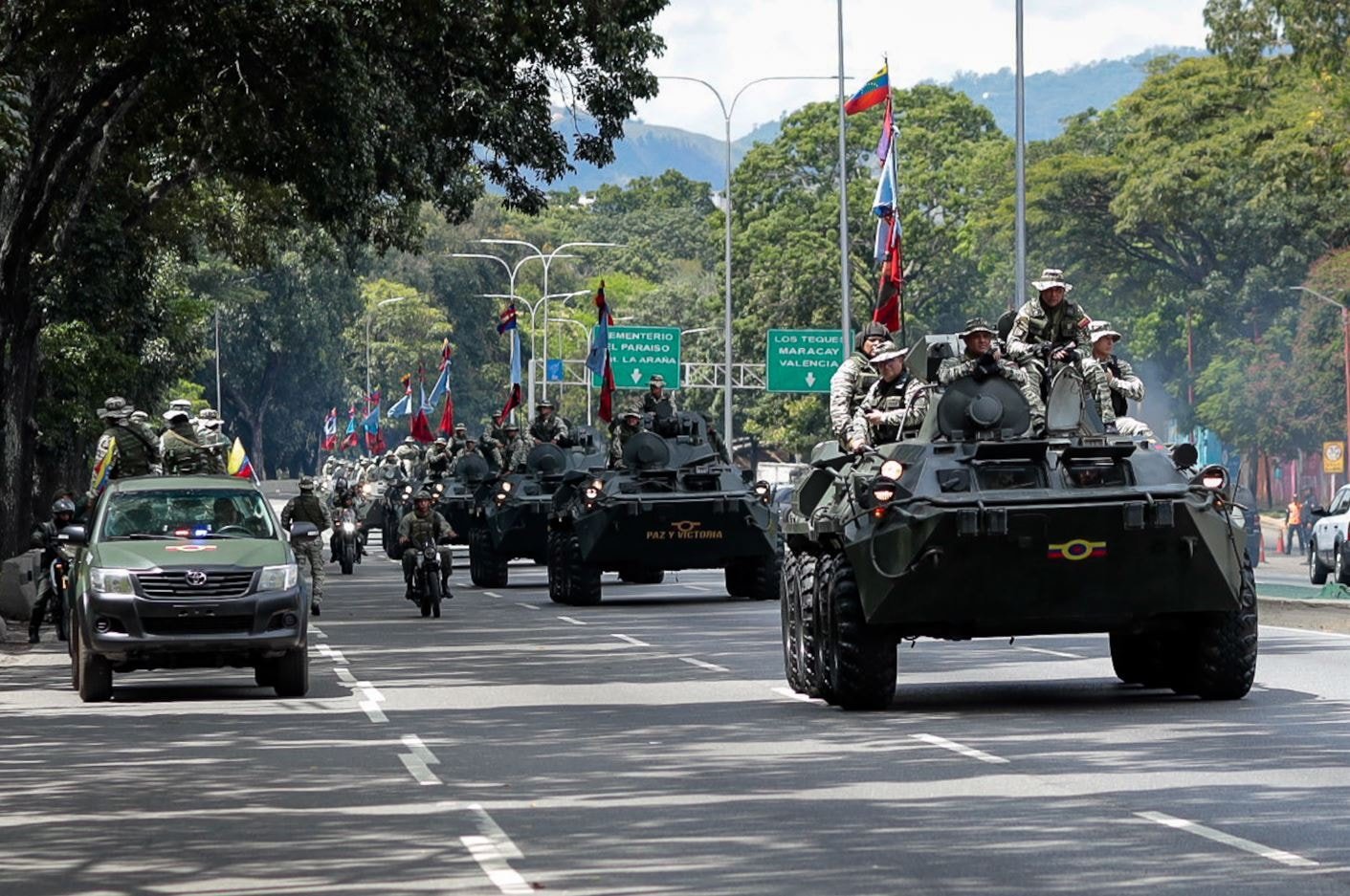 Ülkede ordu sokağa indi! Savaş kapılarına dayandı 2 Ülkede ordu sokağa indi! Savaş kapılarına dayandı